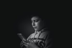 Verdrietige jongen met smartphone